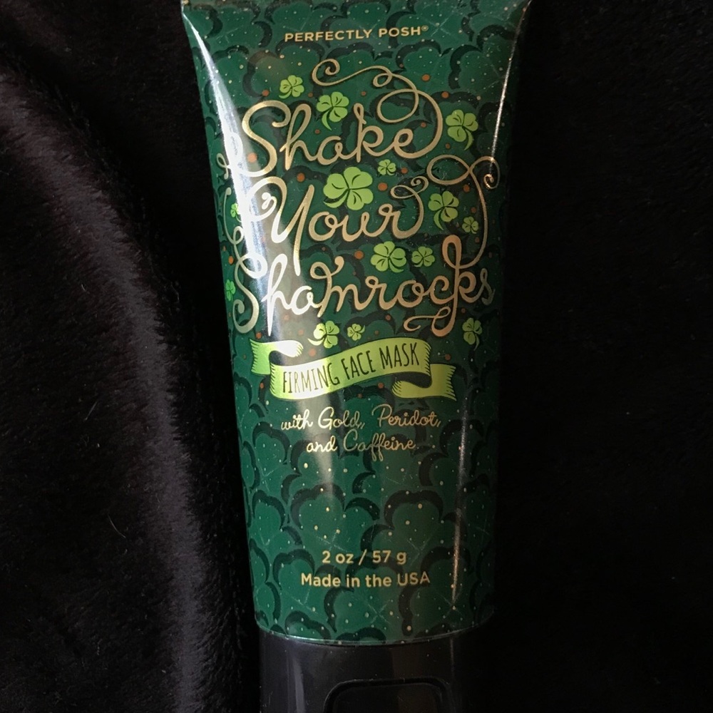 Shake your shamrocks face mask 🍀